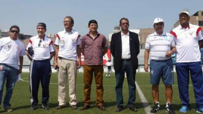Pinto luciendo la camiseta de la H previo a comenzar las clases.