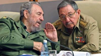 Los hermanos Fidel y Raúl Castro dirigen Cuba.