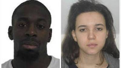 Combo fotográfico facilitado por la Policía francesa en París ayer de Amedy Coulibaly (izq) y Hayat Boumeddiene. EFE/Policía francesa
