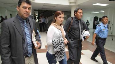 Con sus apoderados legales, Laura Knigth Rodríguez compareció muy tranquila ante el juez.