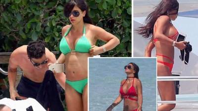 Daniella Semaan, la bella mujer del futbolista español Césc Fábregas, roba suspiros con sus sensuales fotos en bikinis en diferentes playas del mundo. No te pierdas esta galería dedicada a la sexy chica.