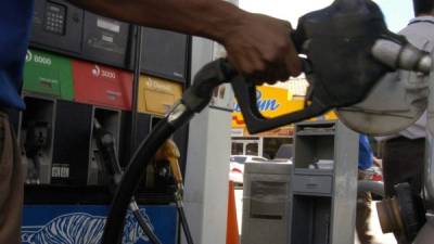 Esta semana, en San Pedro Sula, la gasolina superior cuesta L 83.15, la regular L77.20 y el diésel L67.29 el galón. Foto de archivo