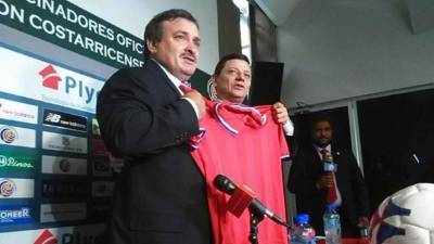 Ramírez mientras era presentado, es de los entrenadores ticos más exitosos de los últimos tiempos.