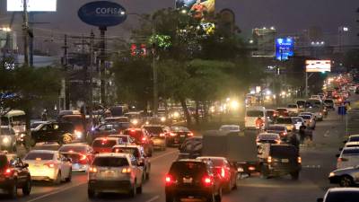 Abrir rutas alternas para descongestionar los principales bulevares es una de las opciones que propone el experto Osmín Bautista. Fotos: Franklyn Muñoz