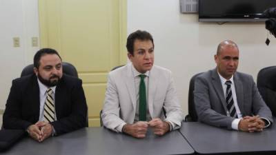 El diputado Luis Redondo, el expresidenciable Salvador Nasralla, y el diputado Virgilio Padilla.