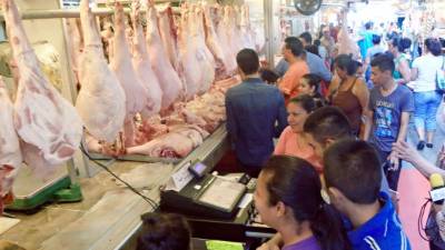 Sampedranos en un local de carnes en el Dandy.
