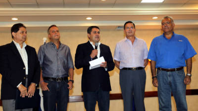 Miembros de la cúpula del Partido Nacionalista, algunos de ellos cercanos colaboradores del candidato ganador de los comicios, Juan Orlando Hernández, se sumaron a las voces de felicitación para el ungido del partido azul.