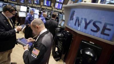 Corredores de bolsa al finalizar la jornada en Wall Street.