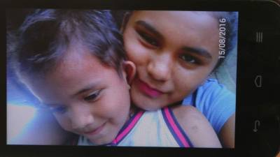 En agosto participó en una carrera de cintas montando un caballito de palo. Regresó alegre a la casa con dos cintas ganadas; pero el 15 de sepetiembre no pudo desfilar porque tenía ronchas en todo su cuerpo.