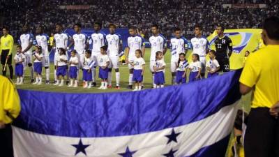 Honduras ganó su primer partido en la fase de grupos de la eliminatoria venciendo 2-0 a El Salvador en el estadio Olímpico. Foto Wendell Escoto