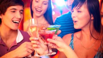 Los adolescentes que consumen alcohol pueden sufrir muchos daños físicos y psicológicos.