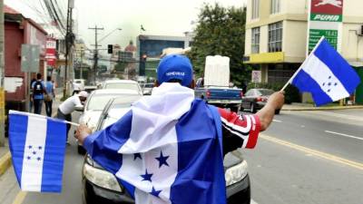 En las calles, los aficionados compran los últimos boletos para ver el partido de la Selección de Honduras. FOTO: Max Lemus