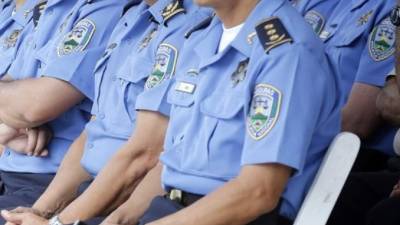 No se ha dado a conocer la identidad de los cuatro policías.