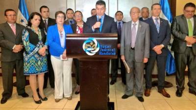 Ayer, el presidente Hernández sostuvo una reunión con el presidente de la Corte Suprema de Justicia, Rolando Argueta Pérez, y el fiscal general Óscar Chinchilla, la cual duró alrededor de tres horas.