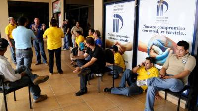 Empleados del Instituto de la Propiedad se pronuncian en asambleas.