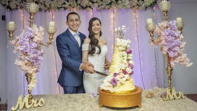 El periodista Yeison Martínez y su esposa Jennifer Quiroz se vieron en todo momento sonrientes y muy enamorados.