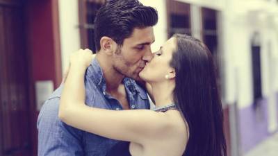 Cuando las personas se inclinan para darse un beso, la dirección en la que vuelven la cabeza podría revelar mucho.