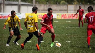 Real Sociedad y Real España están teniendo un duelo disputado en el centro del campo.