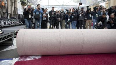 Los Ángeles (EE.UU.), 26 feb (EFE).- El Teatro Dolby de Hollywood, repleto de medidas de seguridad, se engalana para acoger la 86 edición de los Óscar mientras decenas de operarios se esmeran en la puesta a punto de una alfombra