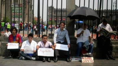 Jóvenes desempleados hacen una protesta pacífica en Río de Janeiro.