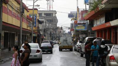 Las tiendas en el centro sampedrano estarán abiertas en el día.
