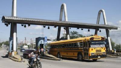 Un autobús pasando el peaje del sur.
