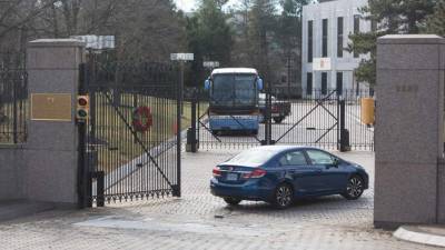 Momentos en que los diplomáticos rusos abandonaban sus residencias junto con sus familias.