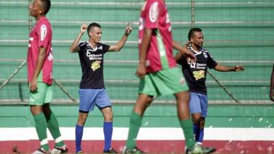 Ángel Tejeda celebrando uno de sus goles junto a Abidán Solís. Foto Neptalí Romero
