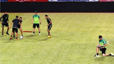 ¿Cambios en la alineación de México? 'Chicharito' Hernández, Miguel Layún y Memo Ochoa no figuraron en el último 11 titular de Osorio en la práctica. Foto AFP