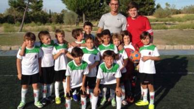 Los compañeros del hijo de CR7 posaron con el crack luso.