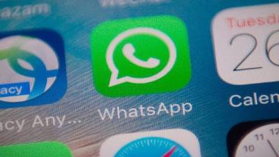 Los hispanos pueden escribir a un chat en español para recibir información sobre las vacunas gratuitas./