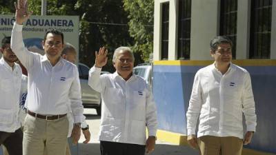 Los presisidentes de Guatemala, Jimmy Morales (izq.), El Salvador, Salvador Sánchez (centro) y Honduras, Juan Orlando Hernández (der.) durante los actos de integración de aduanas en la zona del trifinio entre los tres países.