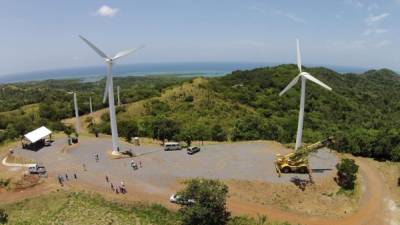 Las primeras torres generadoras instaladas en el parque eólico de Roatán. Fotos: Yoseph Amaya.