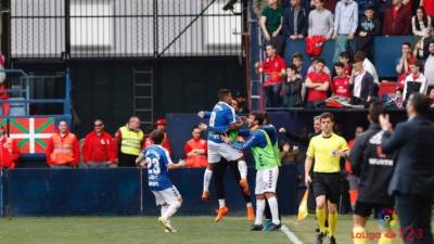 Bryan Acosta celebra con sus compañeros del Tenerife le golazo que la marcó al Osasuna.