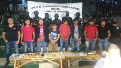 En los operativos, las autoridades capturaron a nueve personas, decomisaron armas de fuego, dinero, nueve carros, entre ellos uno blindado, droga y munición para ametralladoras y un fusil Fal.
