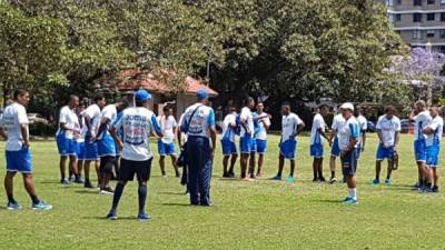 Los jugadores de la Selección de Honduras realizaron un calentamiento en una cancha cerca del hotel donde se hospedan.