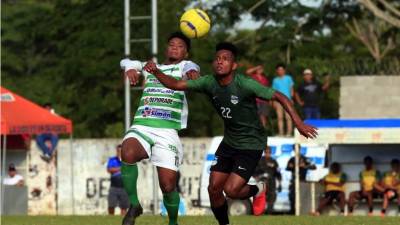 Jexev Montoya del San Juan en batalla por el balón con Rolman González del Pinares. Foto Moisés Valenzuela