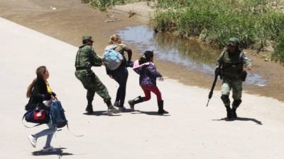 Los miembros de la Guardia Nacional de México evitan que los migrantes centroamericanos crucen el Río Bravo, en Ciudad Juárez, Estado de Chihuahua.