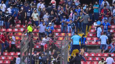 Aficionados del Querétaro y Atlas protagonizaron una batalla campal.