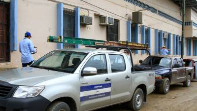 Las cuadrillas de la Enee llegaron a cortar el servicio a Villanueva.