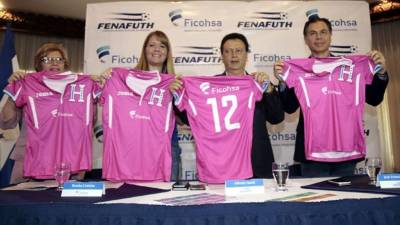 Así es la camiseta color rosado que podrán comprar los aficionados hondureños. Foto Juan Salgado
