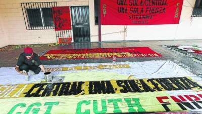 Las organizaciones laborales prepararon ayer los últimos detalles de su marcha de este día.