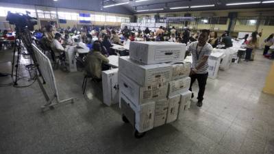 TEG03.- TEGUCIGALPA (HONDURAS), 08/12/2017.- Trabajadores realizan un escrutinio especial en la sede del Tribunal Supremo Electoral hoy, viernes 8 de diciembre de 2017, en Tegucigalpa (Honduras). El Tribunal Supremo Electoral de Honduras (TSE) anunció que realizará un escrutinio especial con 4.753 actas y contará 'voto por voto' para conocer al nuevo presidente electo del país en los comicios del 26 de noviembre, de las que dos candidatos se autoproclamaron ganadores el mismo día. EFE/Gustavo Amador