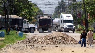 El paso de rastras por la tercera avenida acelera la destrucción del pavimento.