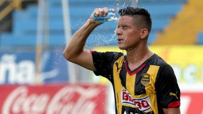 Gerson Rodas refrescándose después de anotar un gol. Foto Melvin Cubas