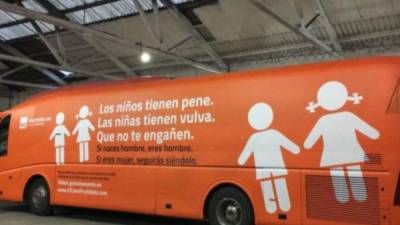 Las autoridades españolas investigan si una organización incurrió en 'un delito de odio' al colocar esta publicidad en un autobús.