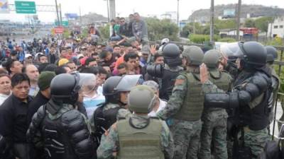 Fuerzas del Ejército ecuatoriano controlan este miércoles los accesos a Guayaquil (Ecuador) en uno de los puentes fronterizos con Durán, para impedir el ingreso de manifestantes externos. EFE/José Alvarado.