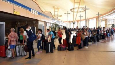 Miles de turistas rusos intentan abandonar Egipto en otras aerolíneas.