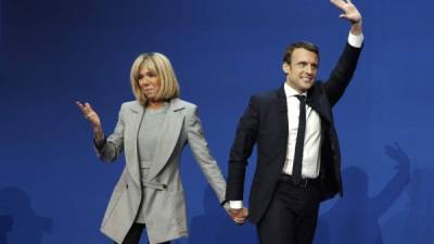 El favorito a la presidencia de Francia, Emmanuel Macron junto a su esposa Brigitte Trogneux. AFP.