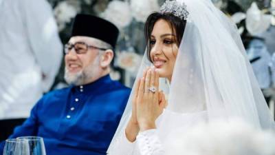 El sorpresivo matrimonio entre Mohamed V de Kelantan y la modelo rusa Rihana Oksana Voevodina llegó a su fin apenas unos meses después de que el rey de Malasia renunciara al trono por amor a la ex miss Moscú.